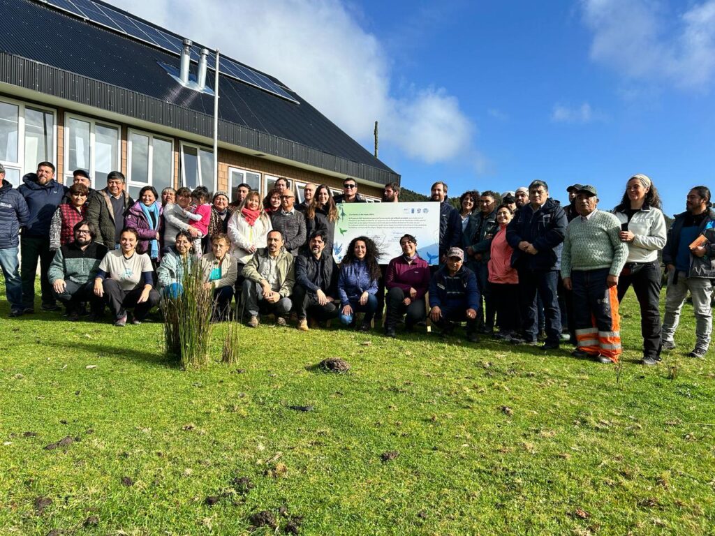 Comunidades costeras y servicios públicos dieron inicio a proyecto para restaurar y conservar la biodiversidad en caleta Huellelhue