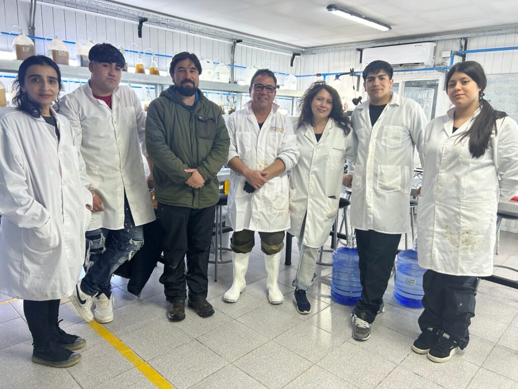 Gracias a un trabajo conjunto entre la comunidad de Huellelhue y el Liceo Politécnico Pesquero de Mehuín, la reactivación de la extracción del choro zapato se realiza bajo un modelo que promete articular el desarrollo económico y la conservación.